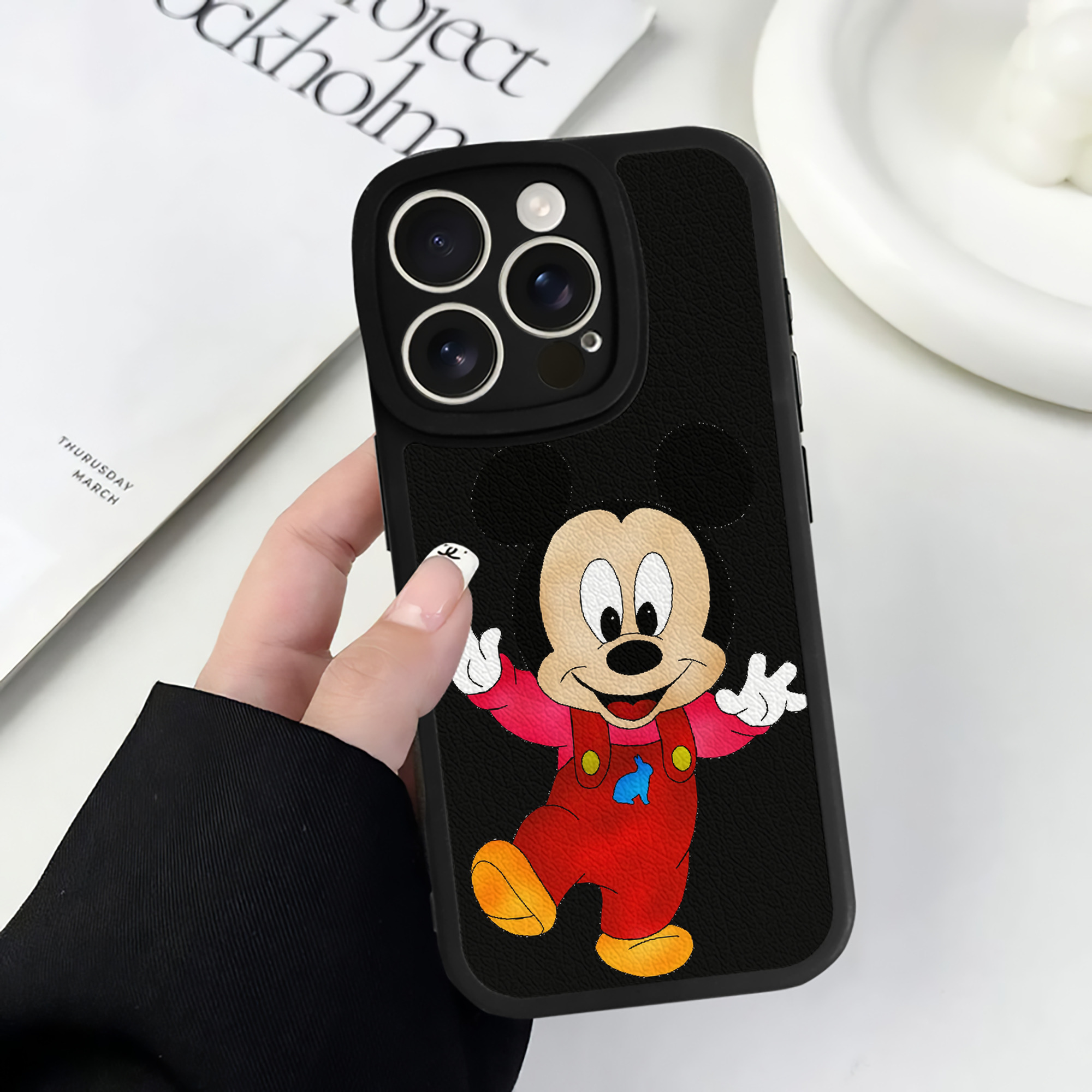 （画像用） ミッキーマウス Mickey Mouse 【iPhone 16シリーズ対応】シリコンスマホケース（レザー調） 材質：シリコン